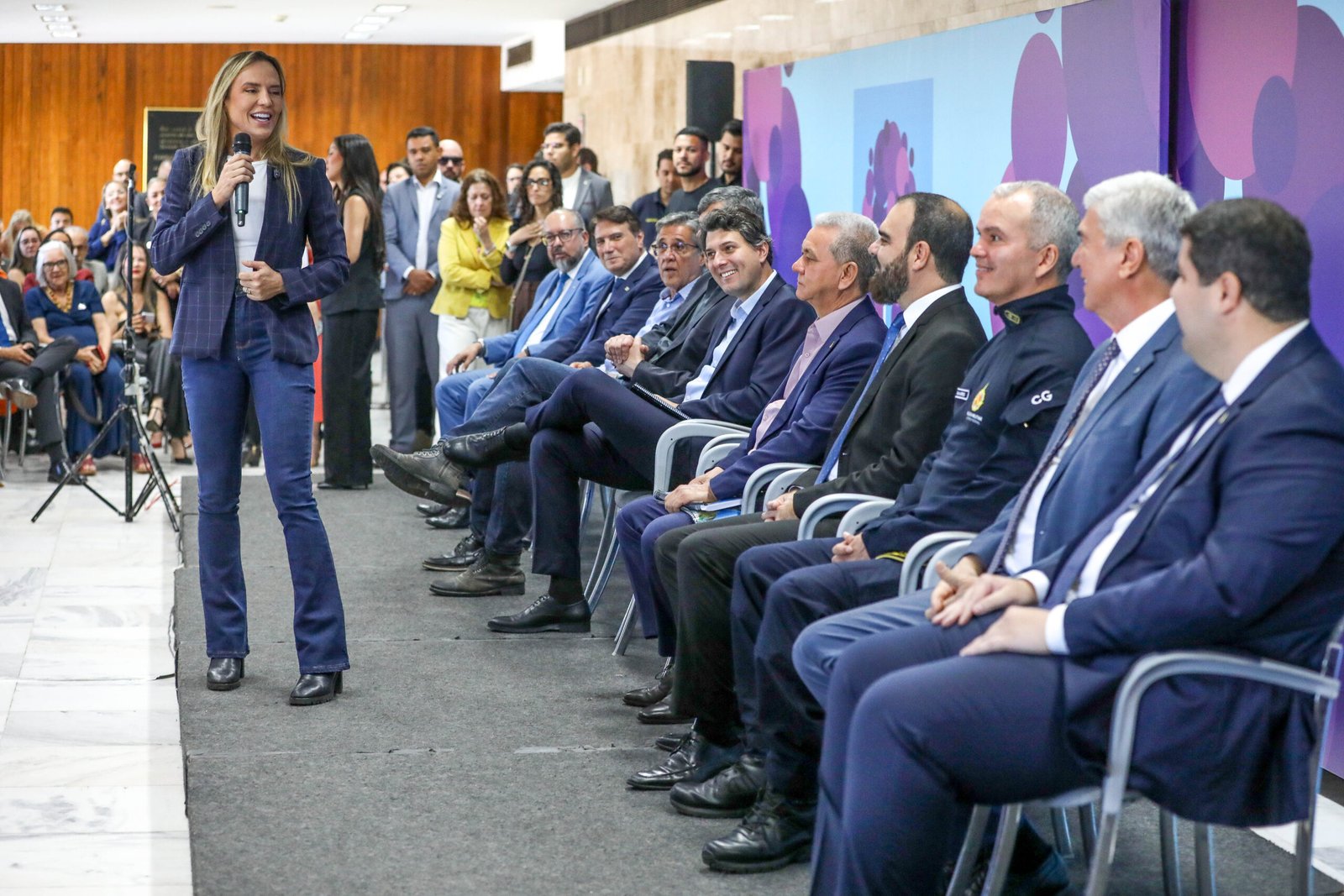 Caesb lança Iná, inteligência artificial pioneira no país para atendimento ao cidadão