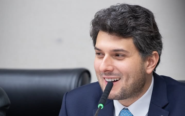 Deputado Eduardo Pedrosa Aprova Projeto para Tornar Formaturas Mais Acessíveis