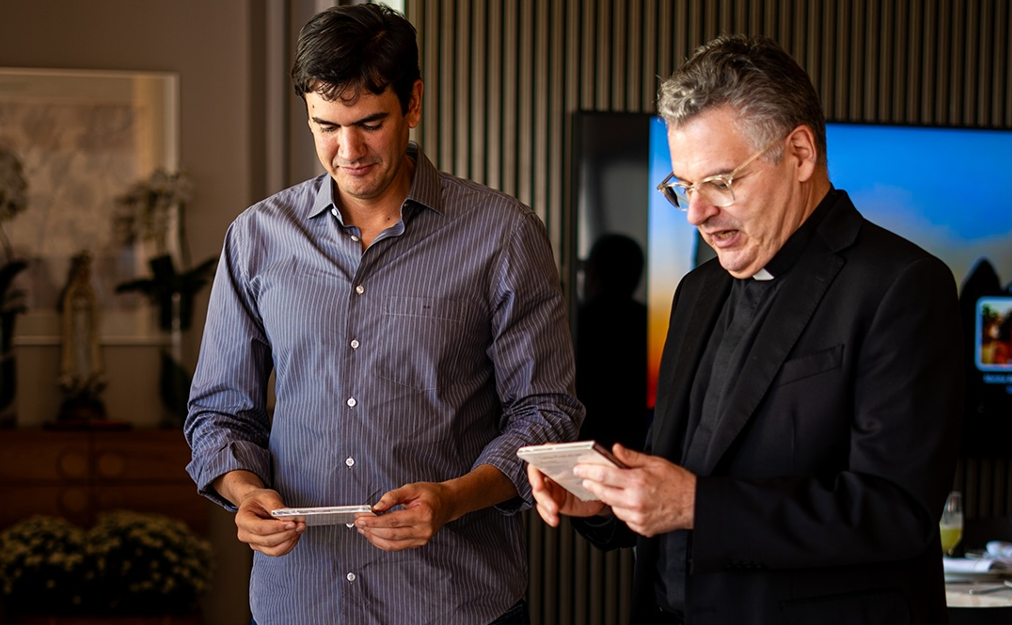 Deputado Rafael Prudente recebe integrantes da Capela Musical Pontificia Sistina durante passagem por Brasília