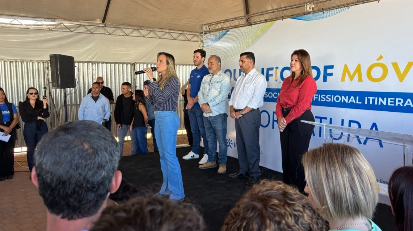Governadora Celina Leão é recebida com entusiasmo por alunos do QualificaDF Móvel na Cidade Estrutural