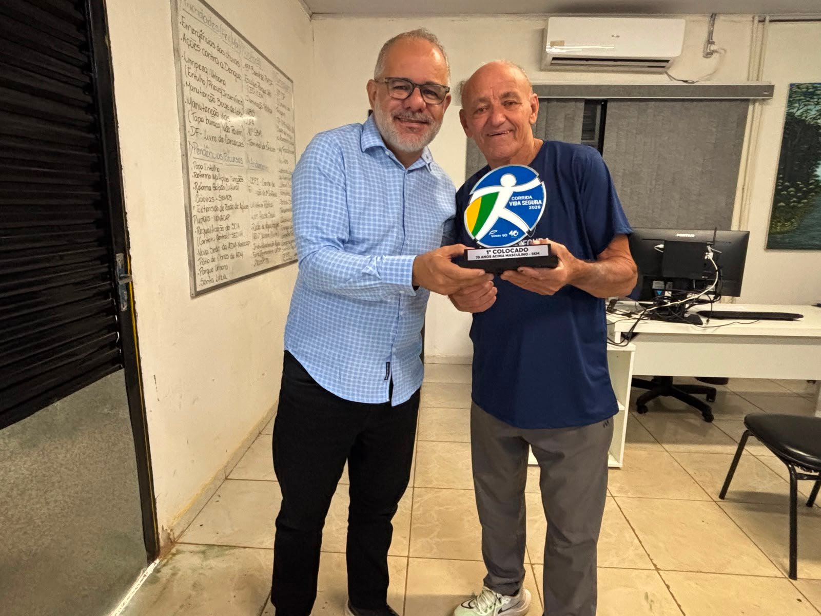 Papa-Léguas da Cidade Estrutural conquista mais um troféu e é recebido pelo administrador Wagner Rodrigues