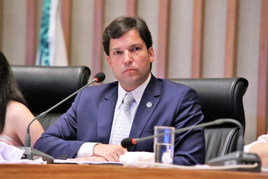 Deputado Robério Negreiros apresenta projeto para identificar agressores de mulheres com tornozeleiras eletrônicas rosas